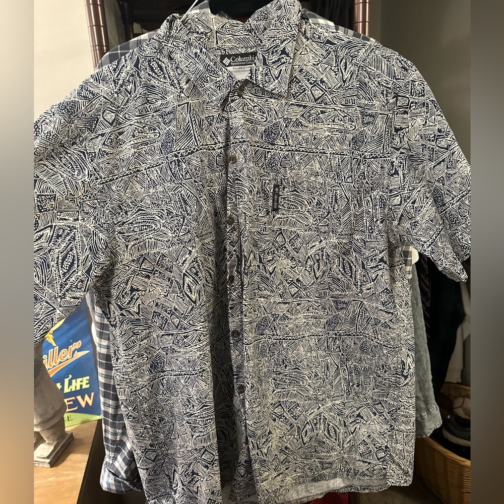 Men’s short sleeve button-down collared shirt. Columbia sportswear brand.
